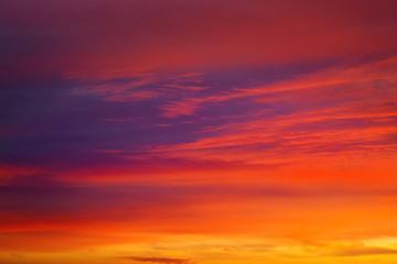 Obraz premium Beautiful apocalyptic fiery sunset sky as background.