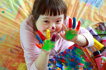 Cute little girl with painted hands - 128980137