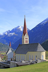 Fototapeta na wymiar Kirche in Holzgau Tirol
