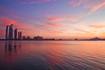 Fototapeta premium Abu Dhabi skyline at the sunset