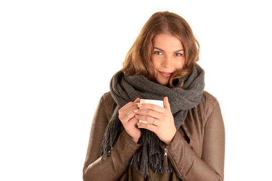 Eine Frau mit Gl&uuml;hwein im Winter