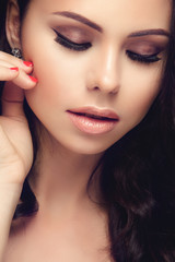 Beautiful Fashion Luxury Makeup, Long Eyelashes, Perfect Skin and Make-up. Beauty Brunette Model Woman Holiday Make Up Close Up.