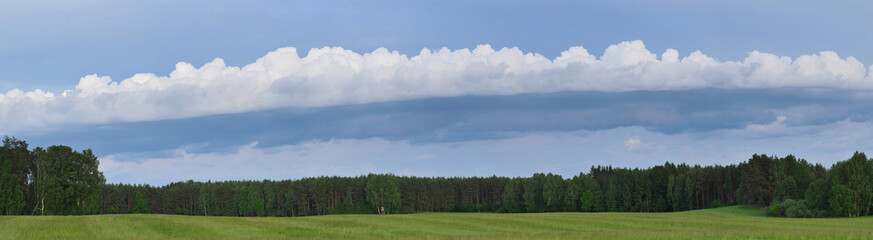 Panorama z lasem i chmurami burzowymi nad lasem na Pojezierzu Drawskim