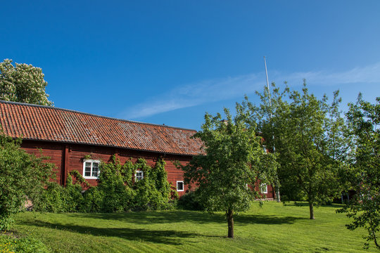 Haus in Holzbauweise mit Garten und Wiese in Köping in Schweden