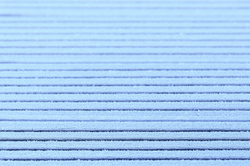 Eiskristalle auf Holzstreifen blau