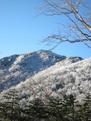 雪化粧した山々