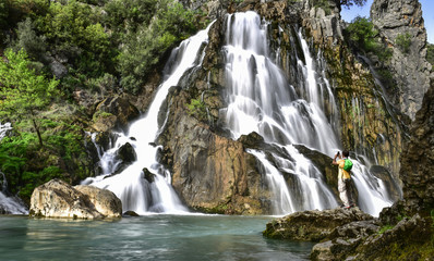 Obraz premium kaynağından doğal şelale suları
