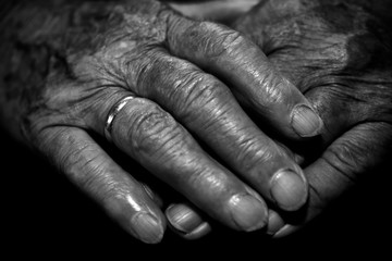 Hände mit Ring Oma Opa schwarz weiß