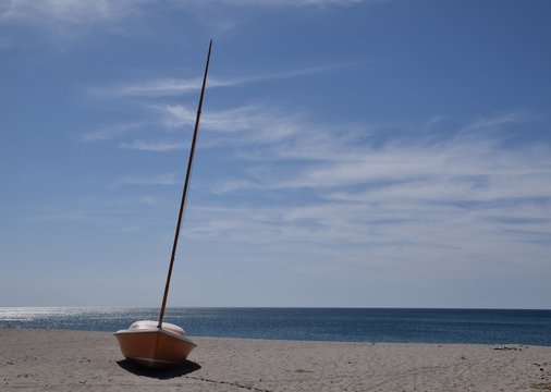 Barca sulla spiaggia di Catanzaro lido, Calabria IT