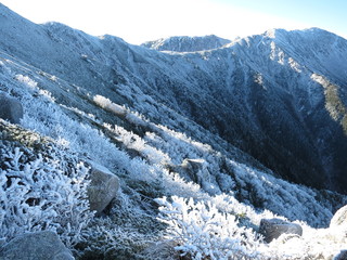 雪化粧した山斜面