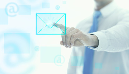Mann mit Finger auf Symbol für Email
