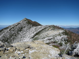 雪化粧した面と晩秋の面