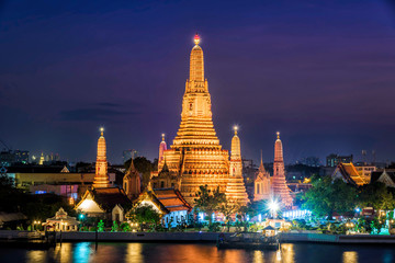Fototapeta premium Wat Arun Temple o zmierzchu w Bangkoku w Tajlandii.