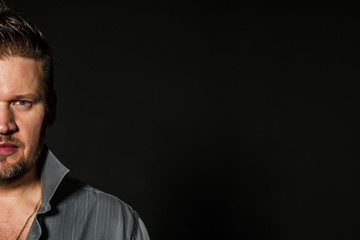 мужчина в студии
