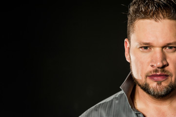 мужчина в студии