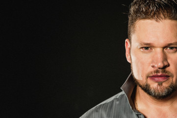 мужчина в студии