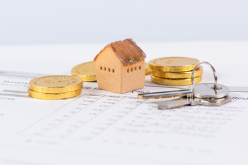 House and keyring,  invesment and realestate concept