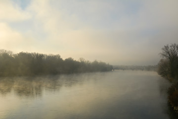 Fototapeta na wymiar Brücke im Nebel Strasse 