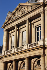 Façade à colonnes place du Palais Royal à Paris, France