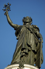 Fototapeta na wymiar Statue de la place de la République à Paris, France