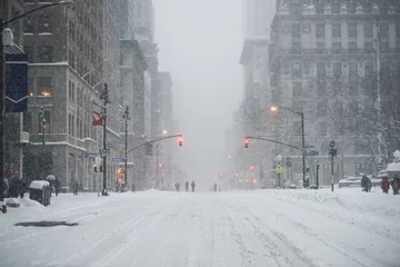 Fotobehang New York City Manhattan Midtown straat onder de sneeuw tijdens sneeuwstorm in de winter. Lege 5th avenue zonder verkeer. © janifest