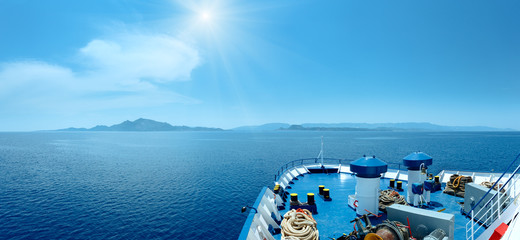 Naklejka premium Letni widok na morze z promem (Grecja)