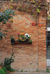 Fototapeta na wymiar the brick wall with flowerbed