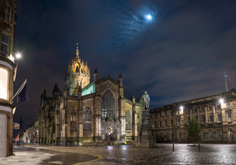 Fototapeta na wymiar St Giles Cathedral at night in Edinburgh, Scotland, UK