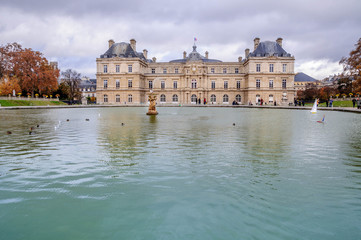 Fototapeta na wymiar Parc du Luxembourg et Sénat à Paris
