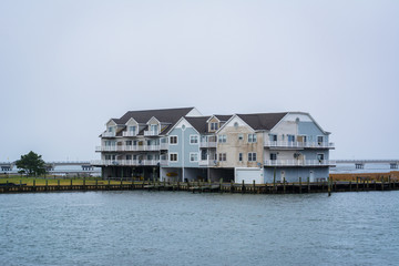 Fototapeta na wymiar Houses along Chincoteague Bay, in Chincoteague Island, Virginia.