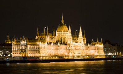 Fototapeta na wymiar The Parliament of Budapest and the Danube in the night