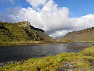 Landschaft in der Schlucht Eldgja mit dem Fluß Ófærá