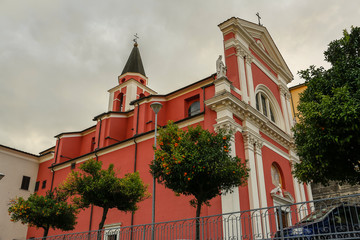 Fototapeta premium Italien, Toscana, Massa-Carrara, Massa, Riviera, Mittelmeer, Urlaub, Städtereisen Kirche, Stadtansicht, Stadtrundfahrt, Altstadt