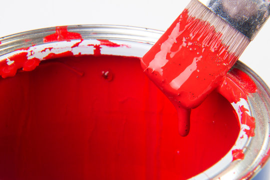 Pinsel mit roter Farbe