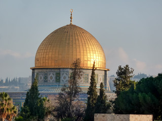 Obraz premium The Dome of the Rock during the golden hour just after Sunrise in the Old City of Jerusalem Israel
