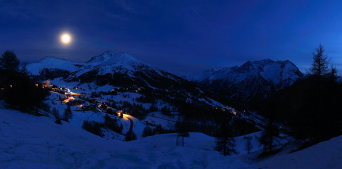 Paesaggio di montagna innevato Sestriere Alpi notturno