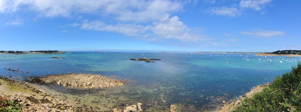 Magnifique point de vue sur l'&icirc;le Callot et la mer depuis les hauteurs de "la chaise du cur&eacute;" &agrave; Carantec en Bretagne
