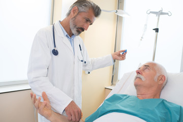 Obraz premium patient resting on bed with drip in hospital