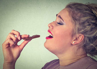Obraz premium Woman loves chocolate bars
