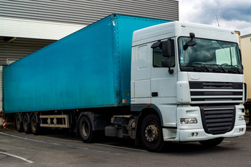 Entrep&ocirc;t de marchandise en banlieue parisienne (France)