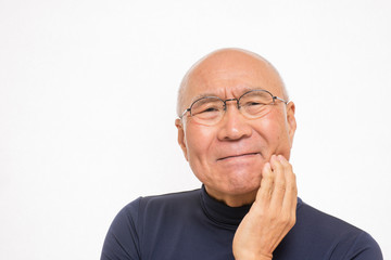歯痛で苦しむシニア
