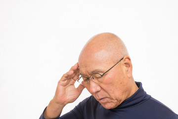 Fototapeta premium 頭痛で苦しむシニア