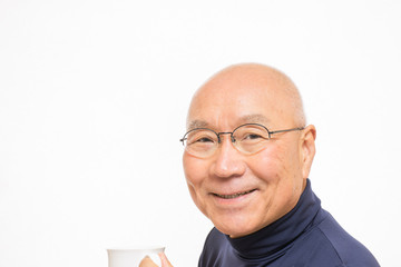 コーヒーを笑顔で飲むシニア