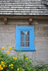 Niebieskie okno w wiejskim domu - obrazy, fototapety, plakaty