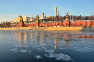 Московский кремль зимой на фоне голубого неба, Россия