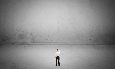 Obraz premium Small business person in large empty space