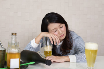 お酒を飲みすぎた女性
