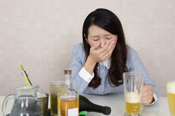 お酒を飲みすぎた女性