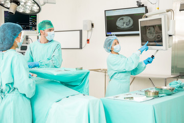 Analyzing x-rays in the operating room