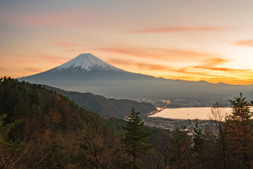 Fototapeta na wymiar 夕暮れの富士山